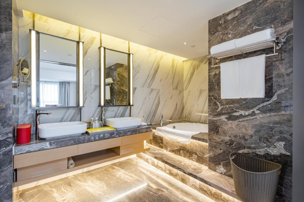 Holiday Inn Shanghai Huaxia By Ihg - Overlooking City Scenery At Sky View Restaurant Exterior foto