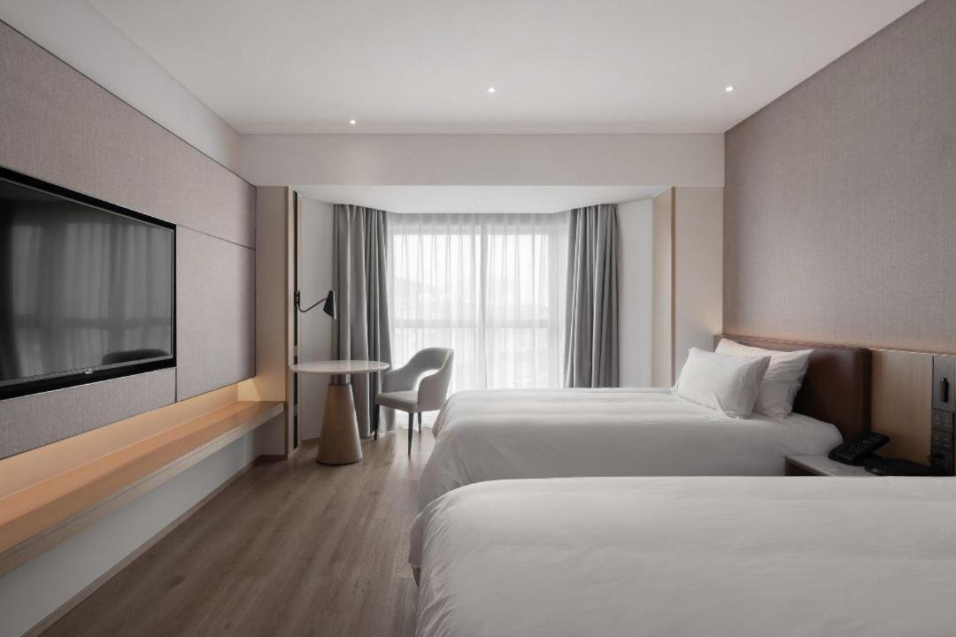 Holiday Inn Shanghai Huaxia By Ihg - Overlooking City Scenery At Sky View Restaurant Exterior foto